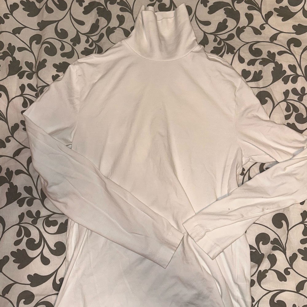 HM white turtle neck